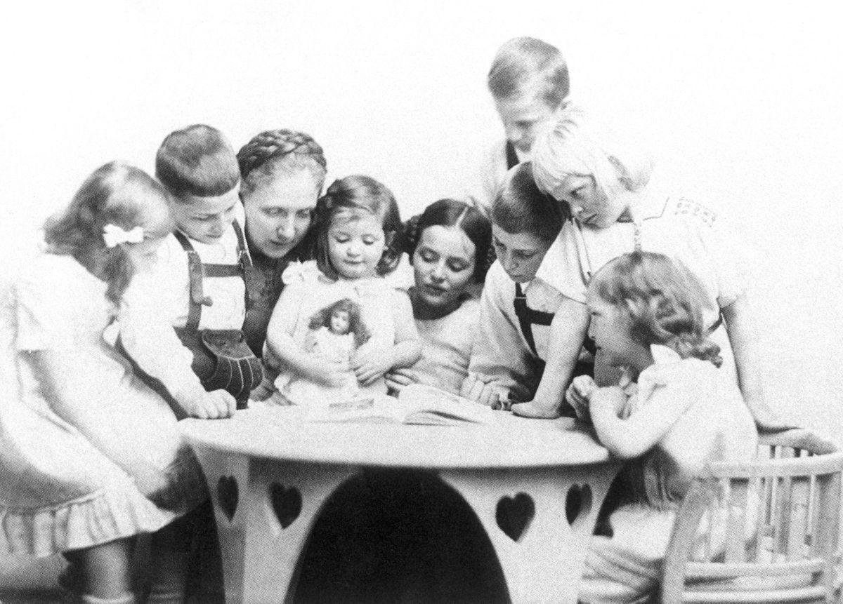 Mutter Paula Bonhoeffer mit ihren acht Kindern 1910 © Mutter Paula Bonhoeffer mit ihren acht Kindern 1910